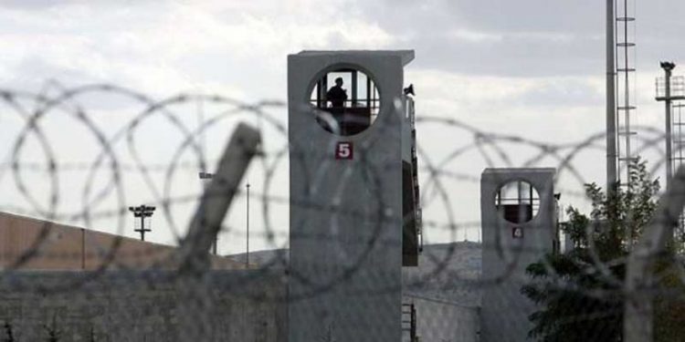 المديرية العامة للسجون تقر بإجراء التفتيش العاري للنساء بالسجون