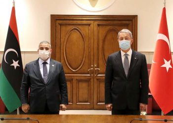 وزير دفاع تركيا يؤكد التنسيق مع الوفاق ضد خفتر