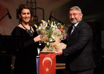 عمدة بلدية ينظم حفلا شخصيًا بحضور فنانة أذرية