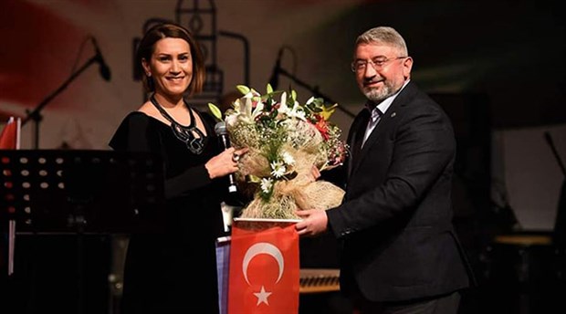 عمدة بلدية ينظم حفلا شخصيًا بحضور فنانة أذرية