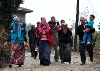 أكراد ديار بكر يحملون أطفالهم المعاقين على ظهورهم بسبب الوحل!