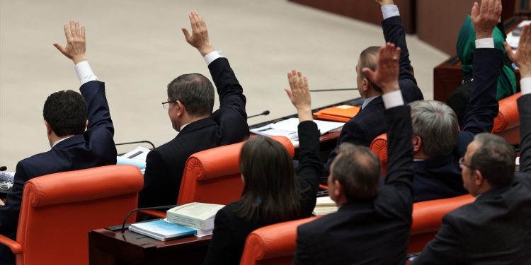 22 برلمانياً يتقدمون باستجواب حول التفتيش العاري للنساء في تركيا