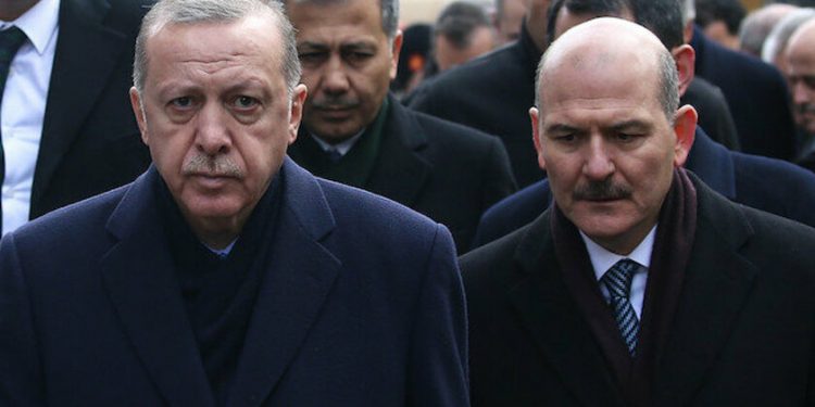 وزير داخلية تركيا يجهل تشريعاته الخاصة بالتفتيش العاري