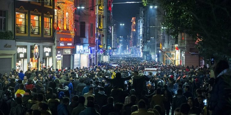 تركيا.. إجراءات جديدة في شارع الاستقلال بسبب كورونا