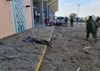قتلى بانفجار عنيف يضرب مطار عدن لحظة وصول الحكومة الجديدة