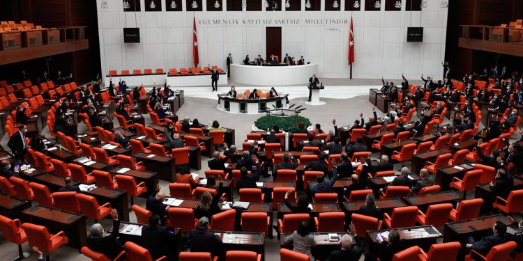 البرلمان التركي يمدد مهام القوات البحرية في خليج عدن