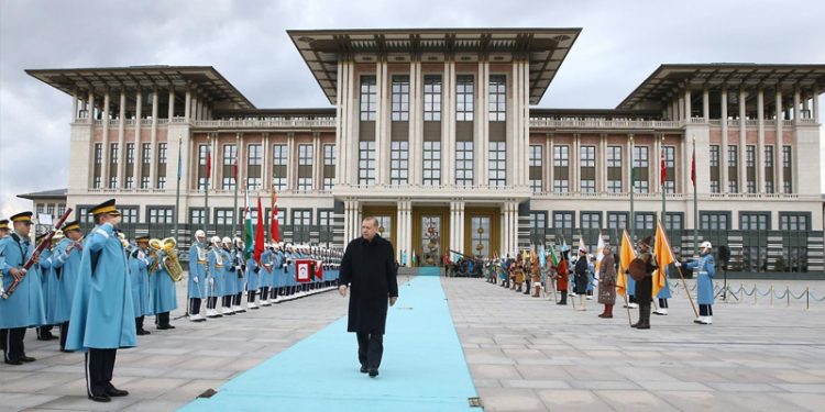 كاتب تركي: النظام الرئاسي ينتج المشاكل عوضًا عن حلها