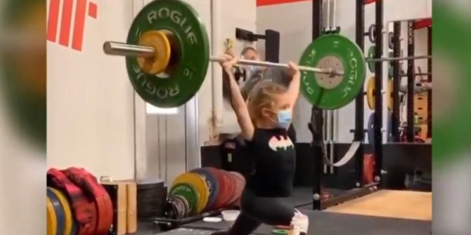 طفلة عمرها 7 سنوات تسجل رقمًا قياسيًا في رفع الأثقال
