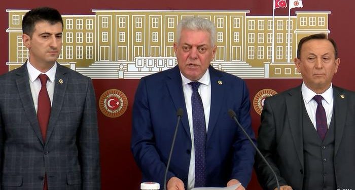 إعلام أردوغان يبث استقالة نواب معارضين ويتأخر بإعلان استقالة صهره