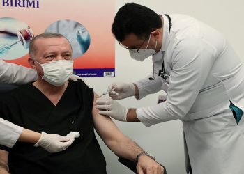 بعد يوم من تلقيه لقاح كورونا.. أردوغان يكشف عن حالته الصحية