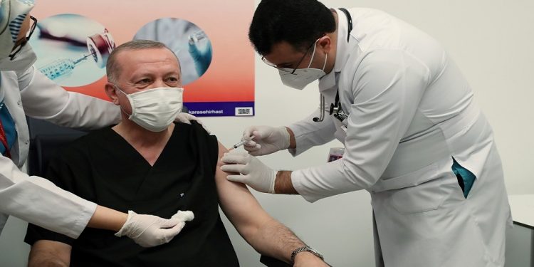 بعد يوم من تلقيه لقاح كورونا.. أردوغان يكشف عن حالته الصحية