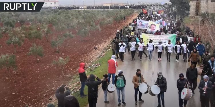 سوريا.. آلاف النازحين من عفرين يتظاهرون في الذكرى الثالثة للعملية العسكرية التركية