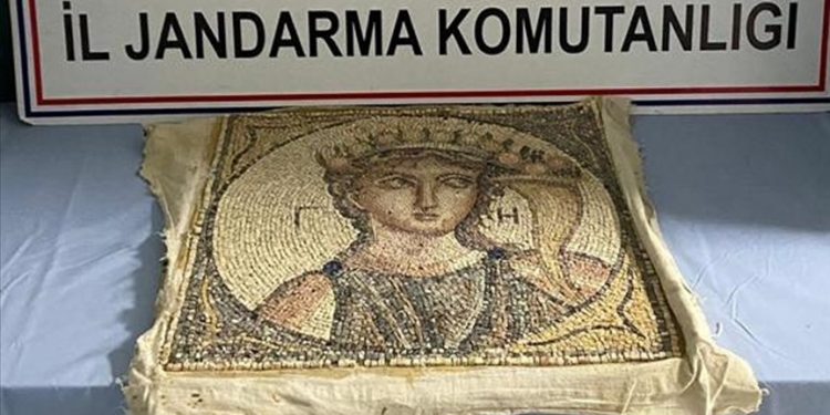 تركيا.. استعادة فسيفساء عمرها 2000 عامًا قبل بيعها في إزمير