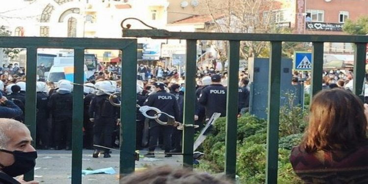 أساتذة وطلاب جامعة البسفور يواصلون احتجاجاتهم رغم الثلوج