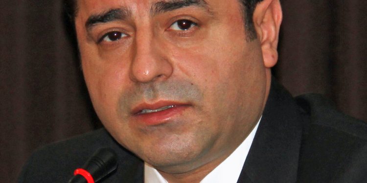 الزعيم الكردي المعتقل دميرطاش يعلن دعمه لطلاب البوسفور