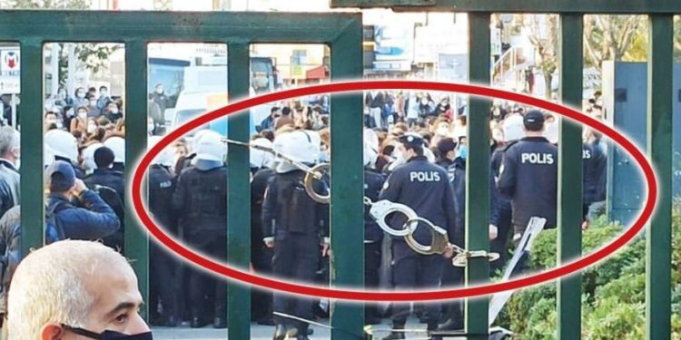 التحقيق في واقعة إغلاق بوابة جامعة البوسفور بالكلبشات