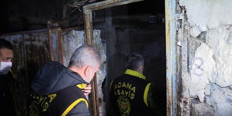 تركيا.. عملية أمنية فجرًا لإلقاء القبض على 90 فاراً في أضنة