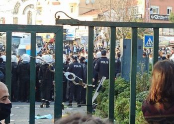 كاتب تركي عن إغلاق باب جامعة البوسفور بالكلبشات: نكبة في تاريخنا!