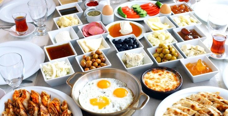 فَنُّ إعداد مائدة ناجحة وجذابة على الطريقة التركية