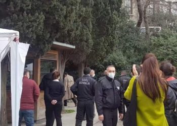 نائب رئيس جامعة البسفور يلوذ بالفرار فور رؤيته الطلاب