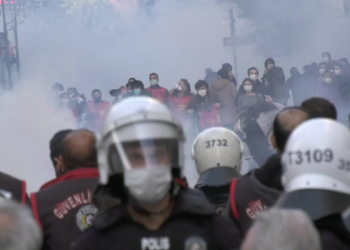 تركيا.. الشرطة تعتدي على تظاهرة تضامنية مع طلاب البوسفور في إزمير