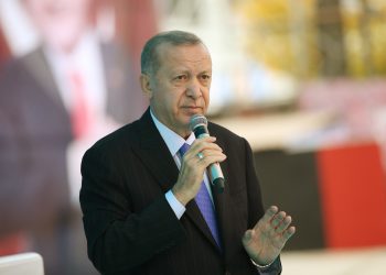 أردوغان يدافع عن صهره ويقول “نرفض محاسبة اللصوص”!