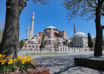 اليونان يجب إعادة آيا صوفيا في تركيا إلى متحف