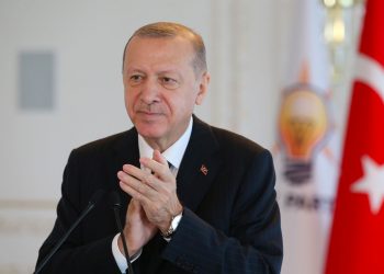 كاتب: مزاعم تخلي الرئيس عن زعامة “العدالة والتنمية” مكيدة منصوبة لأردوغان!