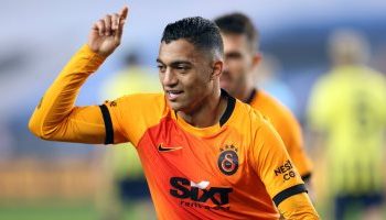 رامي السهام المصري مصطفى محمد يحمل “جالطة سراي” على أكتافه