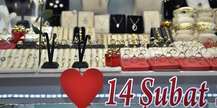 محال المجوهرات في تركيا تترقب “عيد الحب” بفارغ الصبر