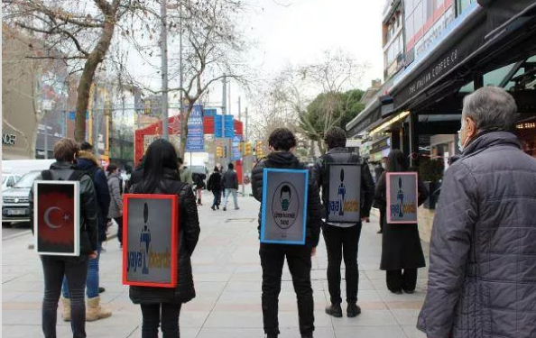 لوحات إعلانية تمشي في شوارع إسطنبول!