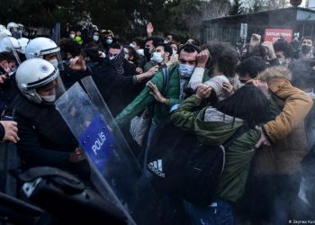“دويتش فيله”: عنف الشرطة التركية ضد الطلاب يثير قلقًا دوليًا