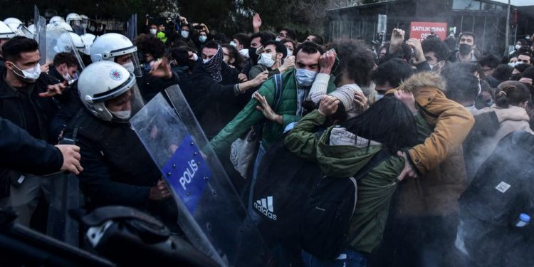 “دويتش فيله”: عنف الشرطة التركية ضد الطلاب يثير قلقًا دوليًا