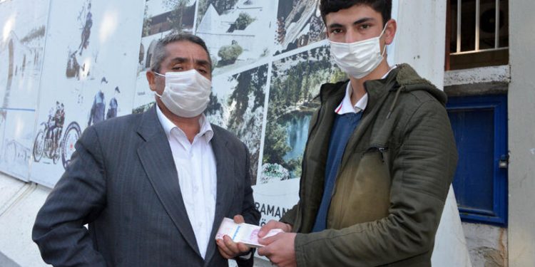 تلميذ تركي يعثر على 20 ألف ليرة.. ماذا فعل بهم؟