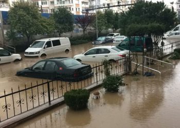 بعد 3 زلازل متتالية.. إزمير تتعرض لسيول