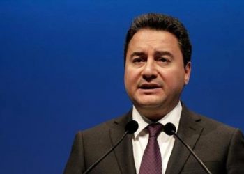 علي باباجان يدعو إلى تغيير عاجل للنظام في تركيا