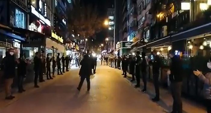 تركيا: التجار يحتجون على الحكومة بالتصفيق والصفير