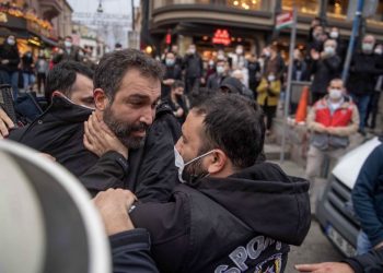 تركيا.. الشرطة تعتدي على برلماني متضامن مع طلاب البسفور