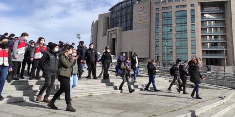 طلاب البوسفور قيد الإقامة الجبرية في منازلهم