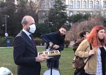 طلاب البسفور يرفضون الحلوى من صديق رئيس الجامعة