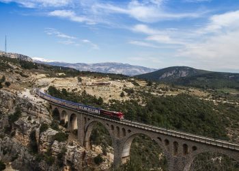 جسر فاردا جميل ليلاً ونهارًا