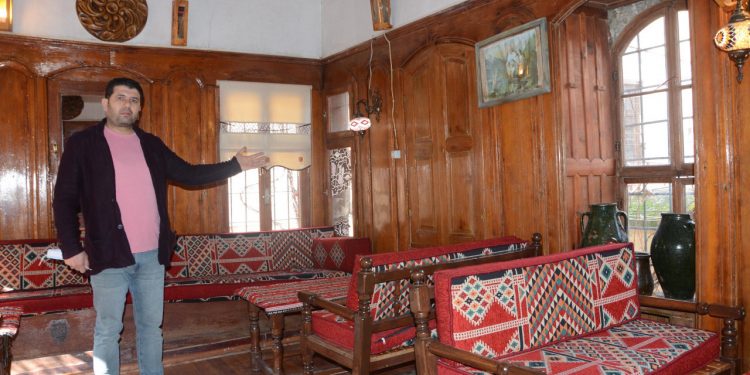 أصحاب المطاعم والمقاهي: ألا يوجد كورونا بالمؤتمرات الحزبية؟