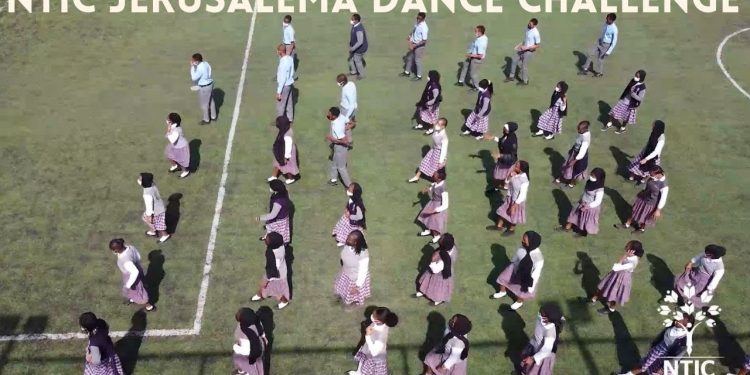 طلاب نيجيريا ينضمون لتحدي “رقصة القدس بيتي”