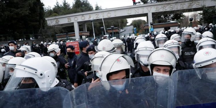 اتحاد رجال الأعمال الأتراك يدعم طلاب جامعة البسفور