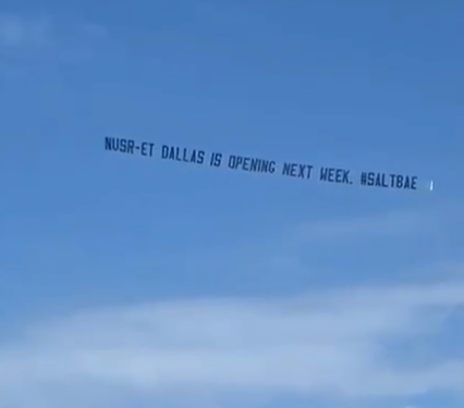 الشيف نصرت التركي يروج لمطمعه الجديد بعرض جوي