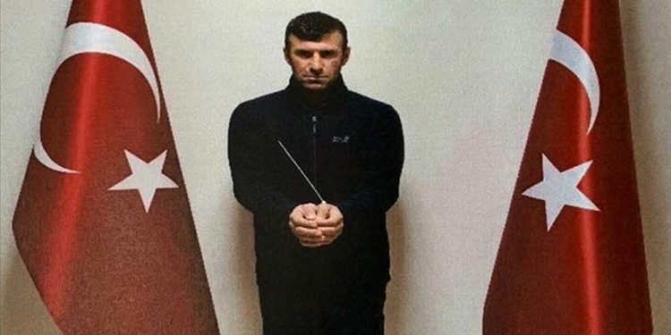 المخابرات التركية تعلن القبض على قيادي كردي في سوريا ونقله إلى أنقرة