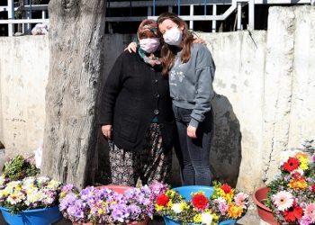 زهور سيدة تركية تصل بابنتها إلى جامعة أكسفورد