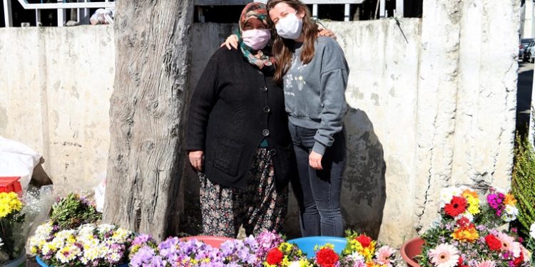 زهور سيدة تركية تصل بابنتها إلى جامعة أكسفورد