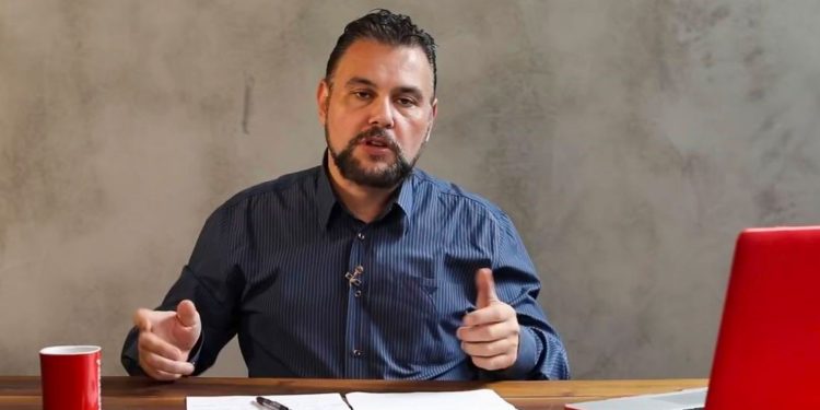 كاتب: تركيا تغرق مثل سفينة تيتانيك!