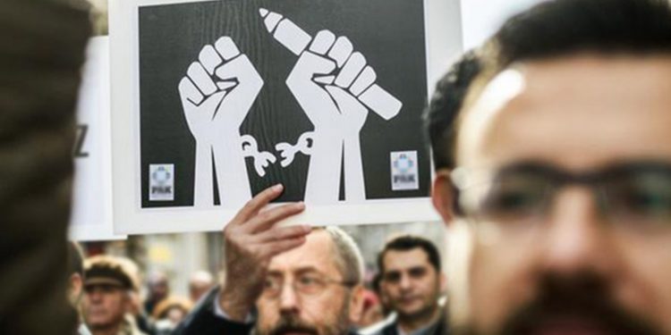 95 صحفيًا تركيا يمثلون أمام المحكمة خلال شهر